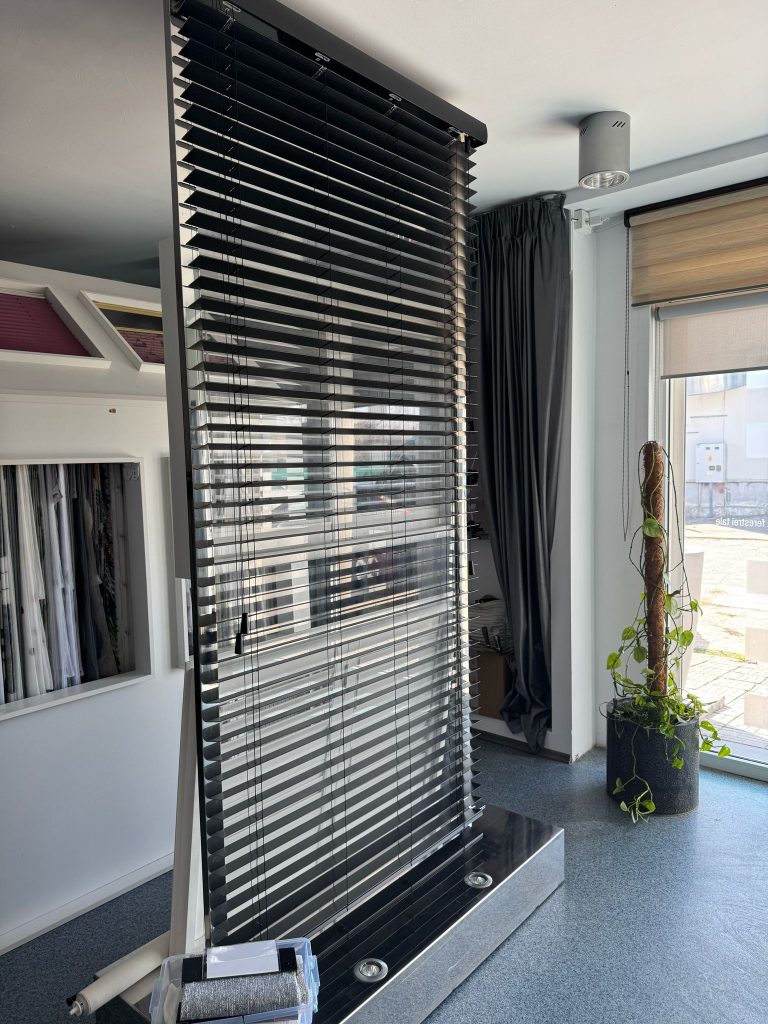 Jaluzele orizontale montate pe fereastră